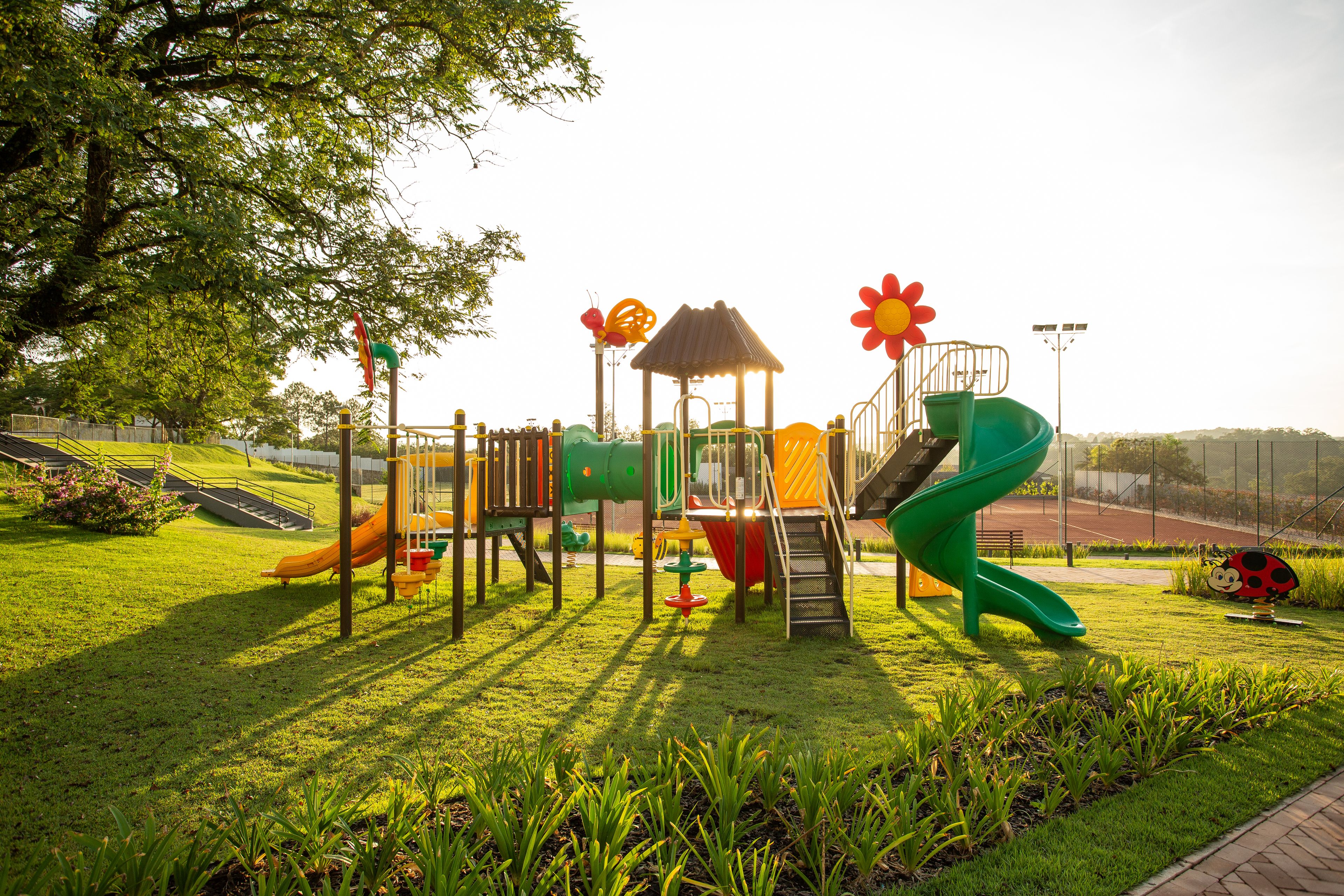 Un parque infantil con toboganes y una estructura para escalar.