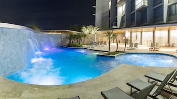 Kolam renang terbuka, payung kolam, kerusi lepak pantai