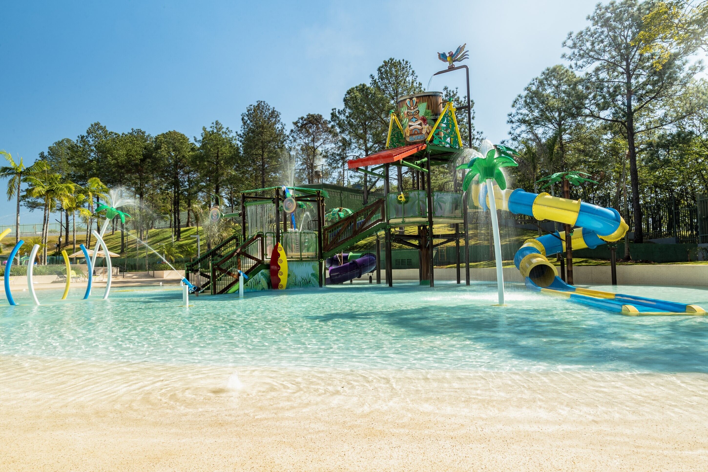 室外游泳池，提供泳池遮陽傘和日光浴躺椅