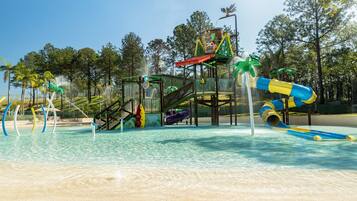 Piscine extérieure, parasols de plage, chaises longues