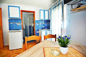 Apartamento, 2 habitaciones, terraza, vistas al mar | Cocina básica privada | Frigorífico, placa de cocina y utensilios de cocina