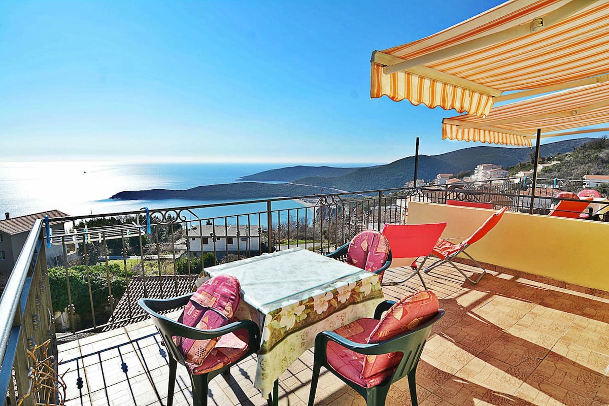 Studio, Sea View (3 Beds) | Balcony