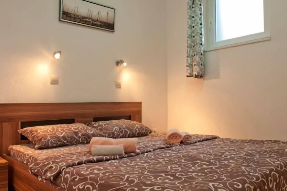 Apartemen, 1 kamar tidur, teras, pemandangan laut | 1 kamar tidur, meja kerja, kedap suara, dan setrika/meja setrika