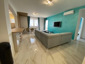 Departamento Confort | Sala de estar | Televisión de pantalla plana