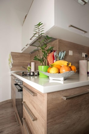 Departamento superior, 1 habitación, vista al mar | Cocina privada | Refrigerador, microondas, cafetera y tetera y tetera eléctrica