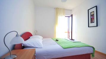 Apartment, 2 Bedrooms, Terrace, Sea View | 1 bilik tidur, meja, kalis bunyi, seterika/papan seterika