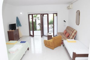 Studio, terrasse, vue mer | Coin séjour | Télévision à écran plat