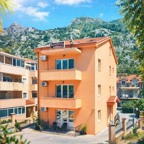 Front of property - Apartments Marinero (Kotor)