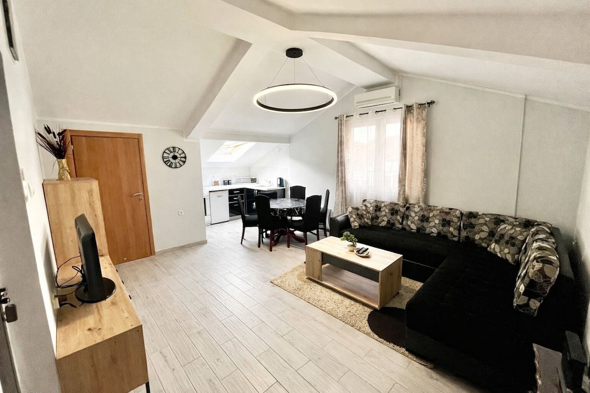 Apartment, 2 Bedrooms, Bathtub | Living area