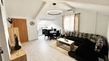 Apartment, 2 Schlafzimmer, Badewanne | Wohnbereich