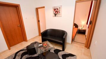 Huoneisto, 2 yhden hengen sänkyä, kylpyhuone makuuhuoneen yhteydessä | Oleskelualue | 32–tuumainen taulutelevisio, jossa kaapelikanavat