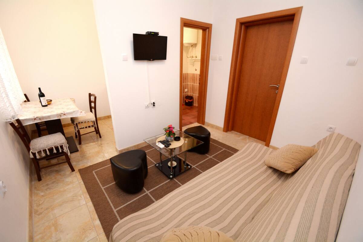 Departamento, 1 habitación, baño en la habitación, planta baja | Ropa de cama de alta calidad, escritorio y cortinas blackout 