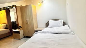 Ropa de cama de alta calidad, escritorio y cortinas blackout