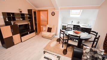 Apartment, 2 Bedrooms, Bathtub | In-room dining