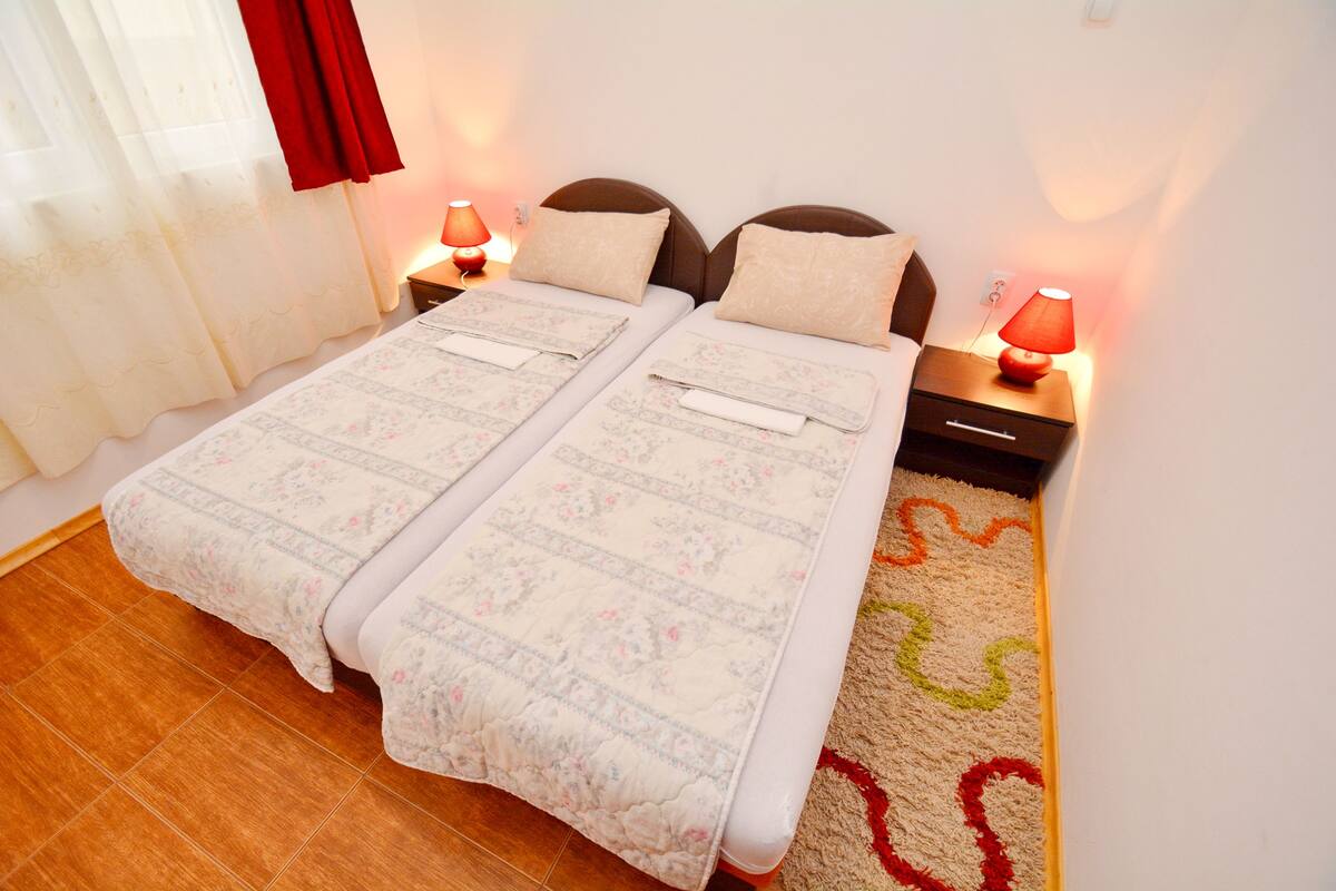 Departamento, 1 habitación, balcón | Ropa de cama de alta calidad, escritorio y cortinas blackout 