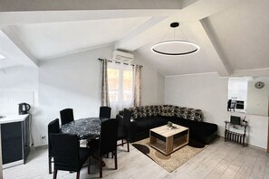 Apartment, 2 Bedrooms, Bathtub | Living area | 32-inch flat-screen TV with cable channels - Apartments Marinero (Kotor)