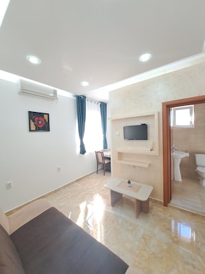 Apartment, 1 Bedroom, Kitchenette | Living area