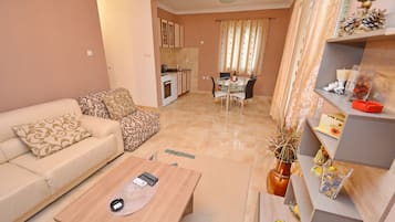 Huoneisto, 1 makuuhuone, parveke | Oleskelualue | 32–tuumainen taulutelevisio, jossa kaapelikanavat