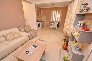 Apartamento, 1 quarto, sacada | Área de estar | TV de tela plana 32 polegadas com canais a cabo