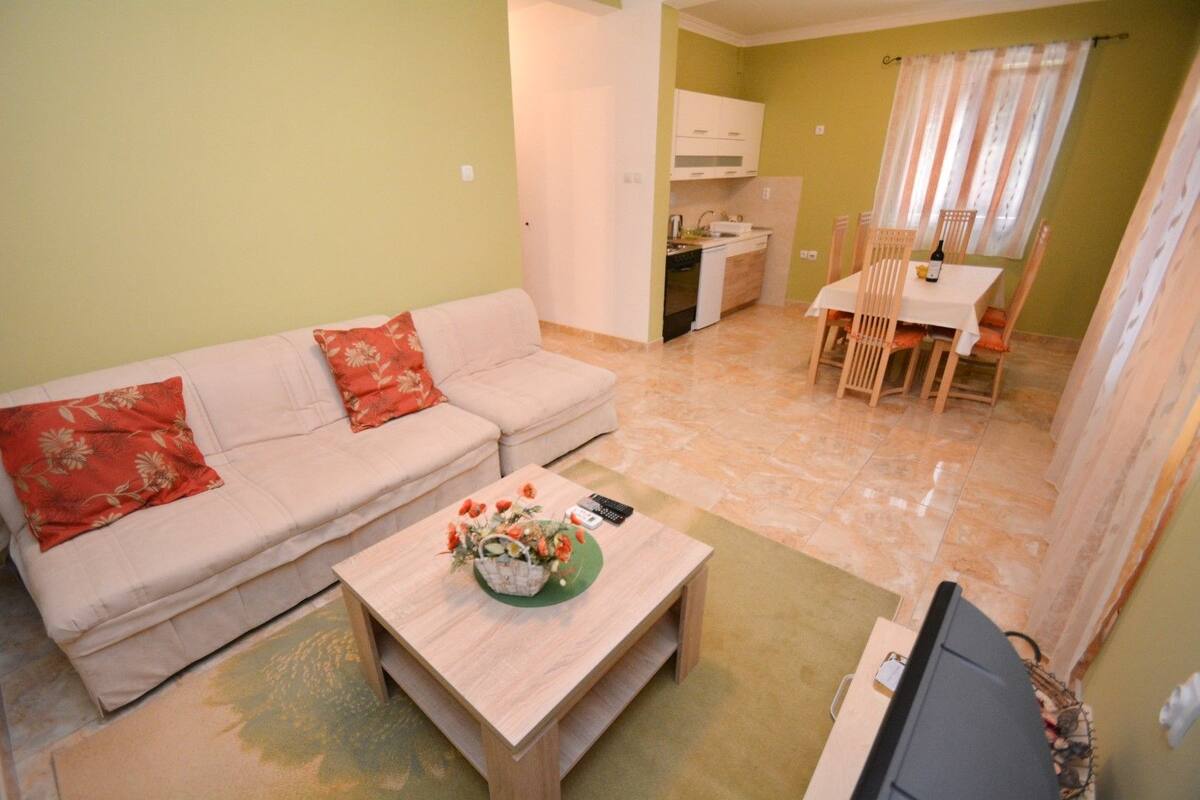 Departamento, 1 habitación, cocineta | Área de sala de estar | Televisión de pantalla plana de 32 pulgadas con canales por cable 