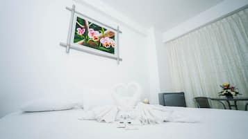 Premium-huone, 1 suuri parisänky, parveke | 1 makuuhuone, ylelliset vuodevaatteet, untuvapeitot