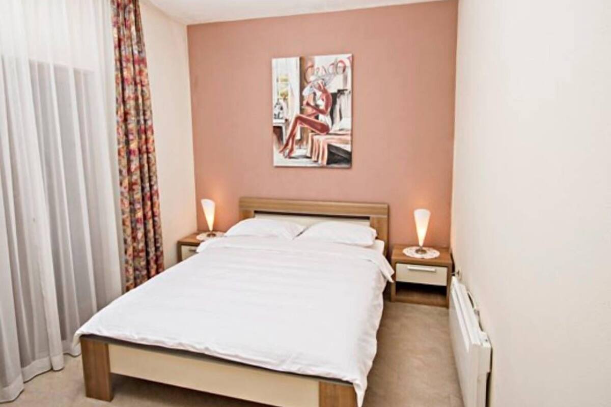 Apartment, 2 Bedrooms, Sea View | 1 bilik tidur, meja, kalis bunyi, seterika/papan seterika
