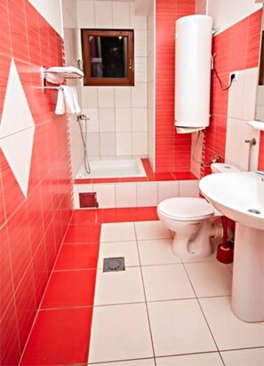 Apartamento, 2 habitaciones, vistas al mar | Baño | Ducha, artículos de higiene personal gratuitos y secador de pelo