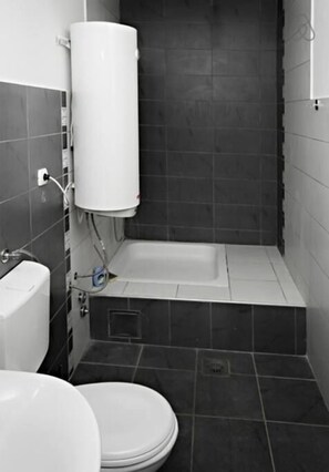 Apartment, 1 Bedroom, Balcony, Partial Sea View | Bathroom | Shower, free toiletries, hair dryer, towels