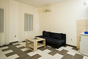 Apartamento, 1 habitación, vistas al mar | Zona de estar | Una televisión de pantalla plana