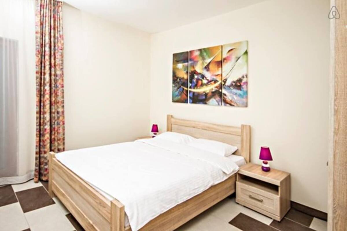 Apartment, 1 Bedroom, Sea View | 1 bilik tidur, meja, kalis bunyi, seterika/papan seterika