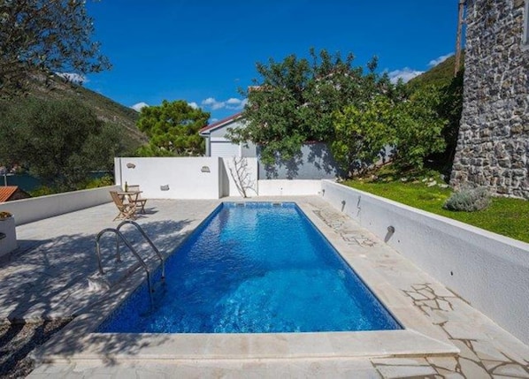 Outdoor pool, pool umbrellas, sun loungers