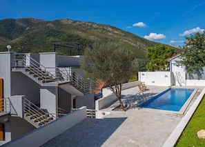 Outdoor pool, pool umbrellas, pool loungers - Tale House Montenegro (Tivat)
