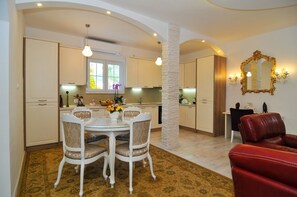 Comfort-Apartment, 3 Schlafzimmer | Wohnbereich | Flachbildfernseher