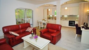 Appartement Confort, 3 chambres | Aire de séjour | Téléviseur à écran plat