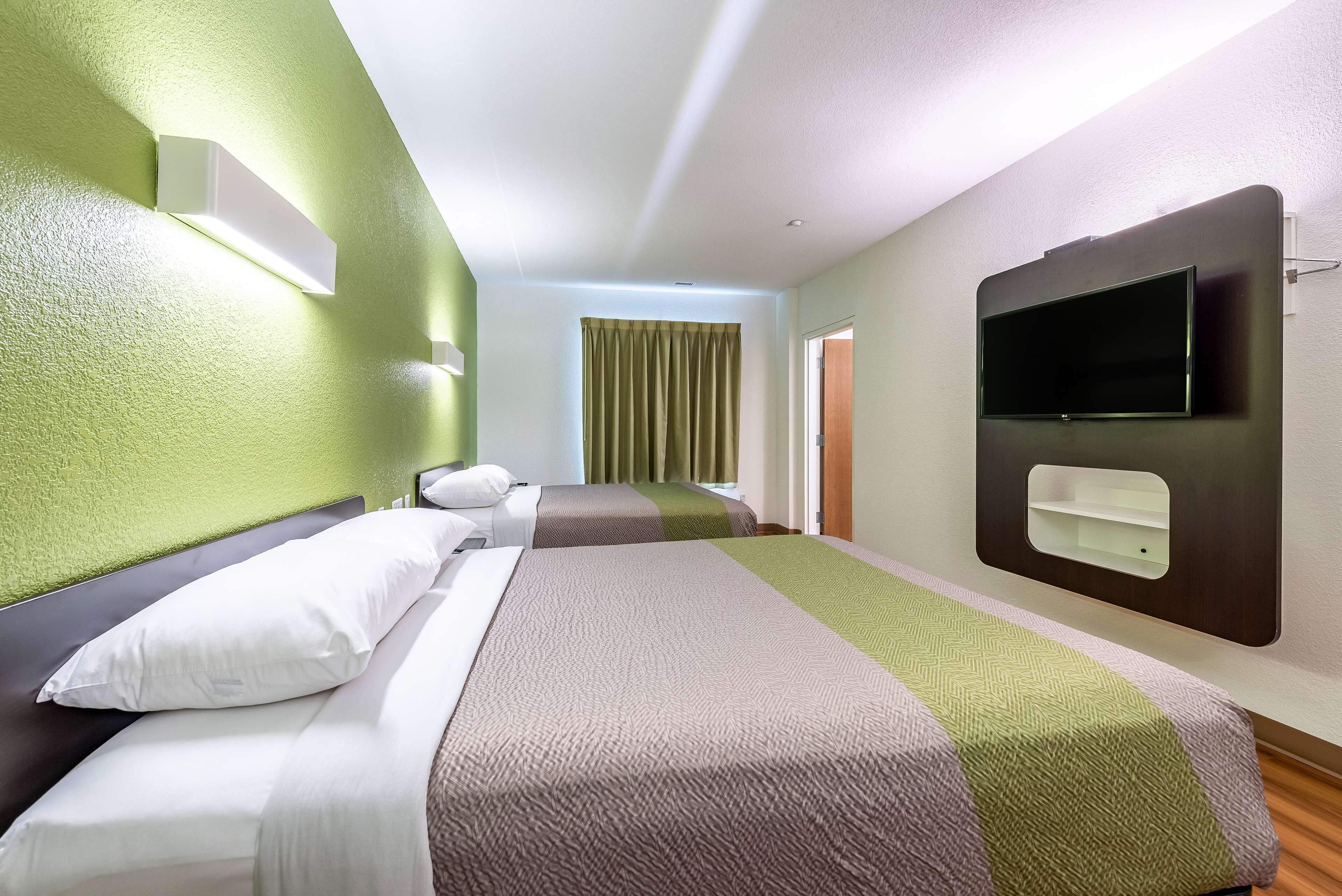 Skrivebord, skrivebord for bærbar PC, wi-fi (inkludert) og sengetøy