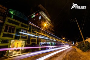 ห้องเบสิกทริปเปิล, หลายเตียง | ด้านหน้าที่พัก - ตอนเย็น/กลางคืน