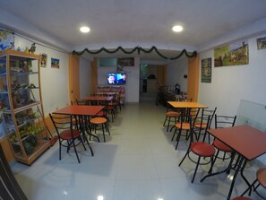 อาหารเช้าแบบบุฟเฟ่ต์ทุกวัน (USD 4.00 ต่อคน)