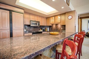 Fridge, oven, stovetop, dishwasher