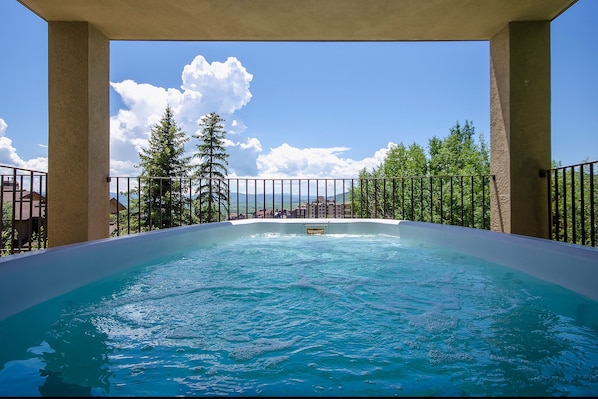 Outdoor spa tub