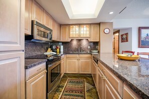 Fridge, oven, stovetop, coffee/tea maker
