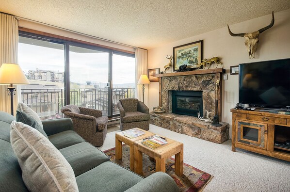 TV, fireplace