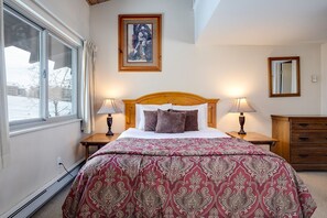2 bedrooms, iron/ironing board, WiFi, bed sheets - SC520 | Short Walk to Free City Bus | Hot Tub | Ski In (Steamboat Springs)