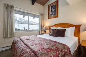 2 bedrooms, iron/ironing board, WiFi, bed sheets - SC520 | Short Walk to Free City Bus | Hot Tub | Ski In (Steamboat Springs)