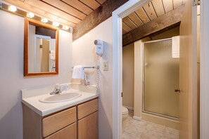 Secador de pelo y toallas