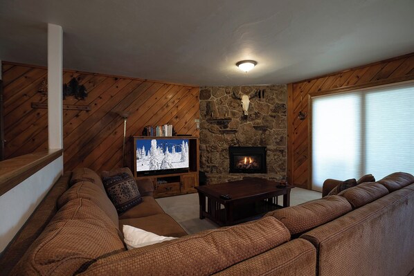 Televisión y chimenea 