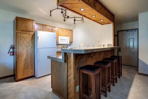 Kühlschrank, Ofen, Herdplatte, Wasserkocher mit Kaffee-/Teezubehör