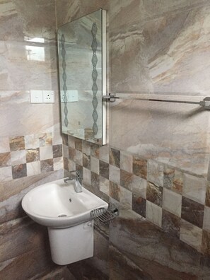 Comfort Duplex, 2 Bedrooms, Annex Building | Bathroom | Shower, free toiletries, towels