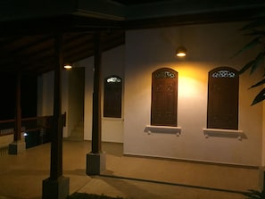 Fassade der Unterkunft – Abend/Nacht