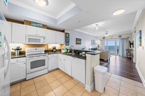 Kjøleskap, mikrobølgeovn, ovn og kokeplater