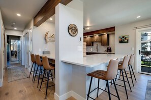 ثلاجة، فرن، موقد طهي مسطح، ماكينة لصنع القهوة/الشاي